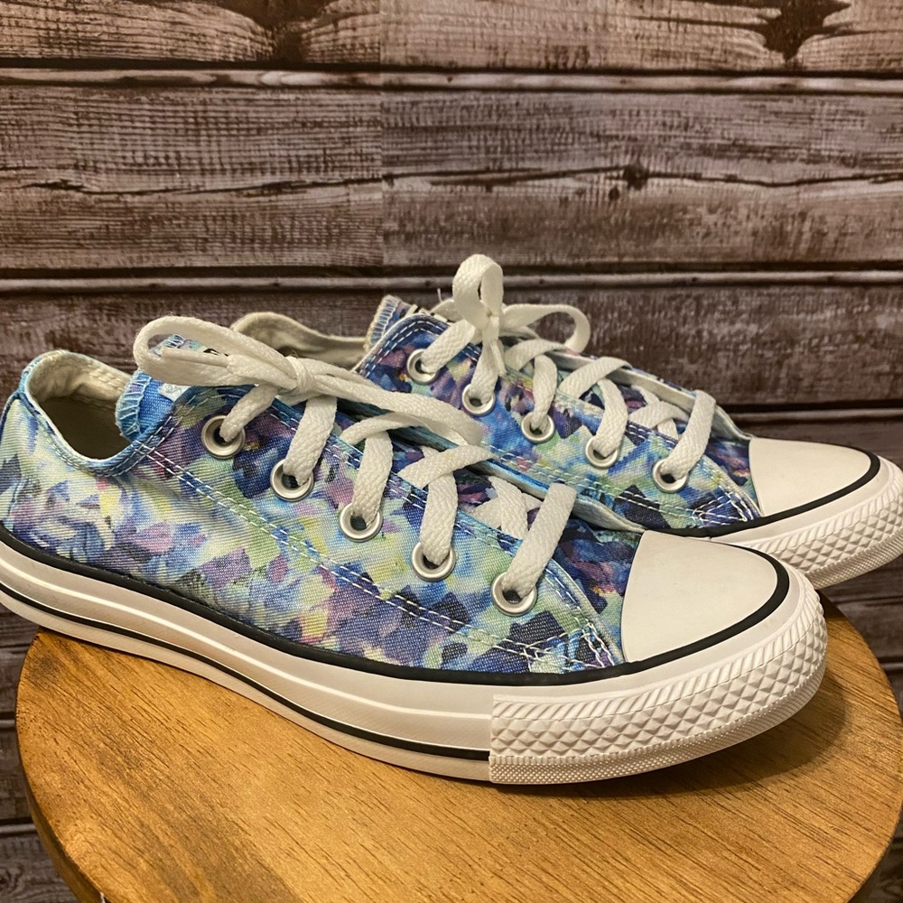 Converse Chuck Taylors Low Top Sneakers - Womens Size 6
